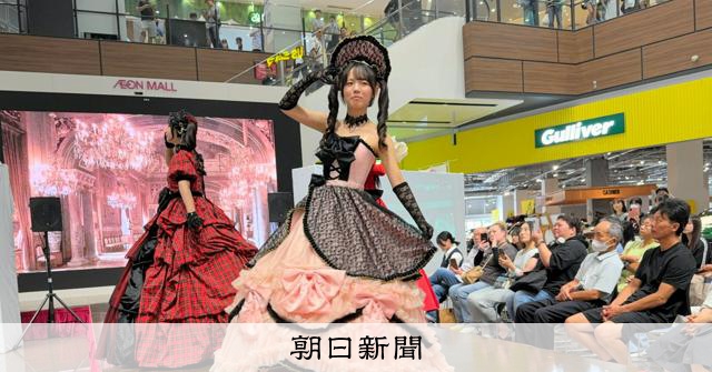 自ら縫った衣装で「魔法の舞踏会」 木更津東高がファッションショー