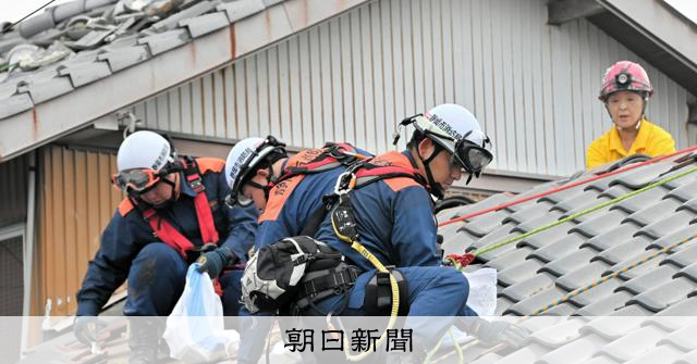 屋根の上の消防士 「最強」竜巻で割れた瓦を取り除く 静岡・牧之原