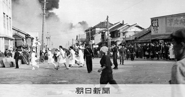 遠足の日、空にあがった黒い煙 「はよ帰らないけん」家は焼け落ちた