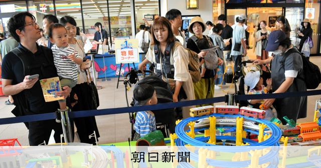 JR松山駅、新駅舎1年祝う 各地の駅弁や記念切手を販売 [愛媛県]：朝日新聞