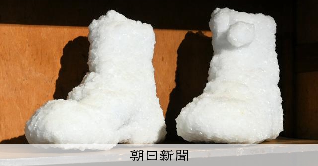 「塩の結晶」が生み出す宝石級の美しさ 漁網もドレスも靴も白く輝く [香川県]：朝日新聞