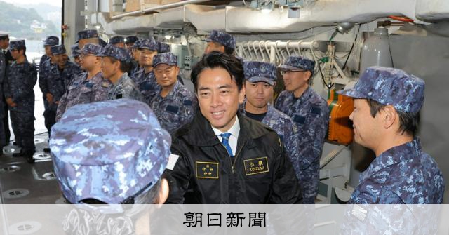 小泉防衛相、武器輸出推進へ「トップセールス強化」 護衛艦視察で