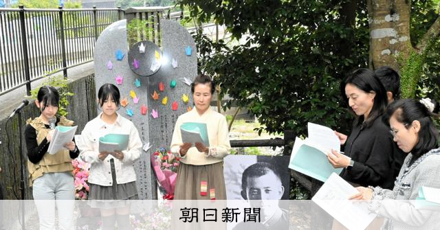 詩人・尹東柱の思い継ぐ、中学生らが朗読 記念碑建立8周年、宇治で