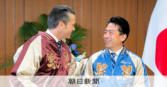 小泉防衛相がヘグセス米国防長官に色違いの「スカジャン」を贈呈 [東京