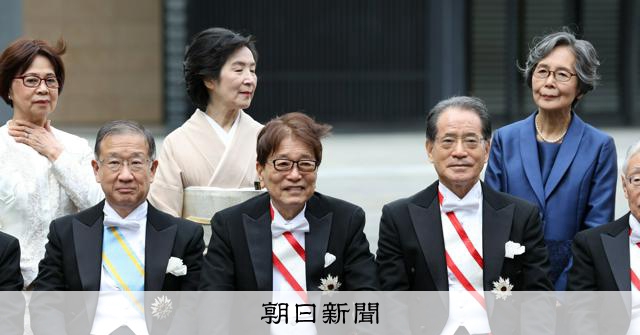 天皇陛下が尾辻秀久氏ら14人に勲章 秋の叙勲の大綬章親授式：朝日新聞