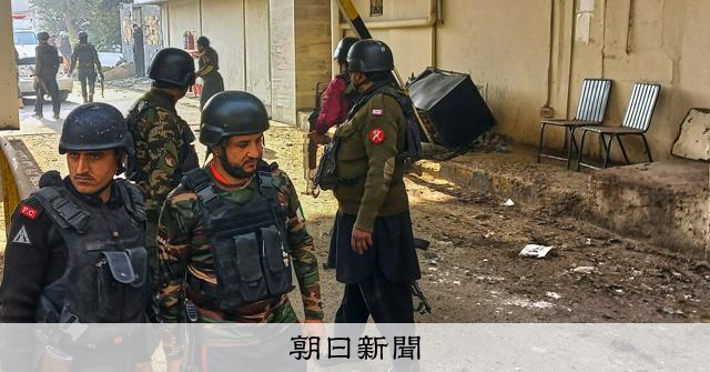 パキスタン軍がアフガンを空爆、10人死亡 自爆攻撃への報復か
