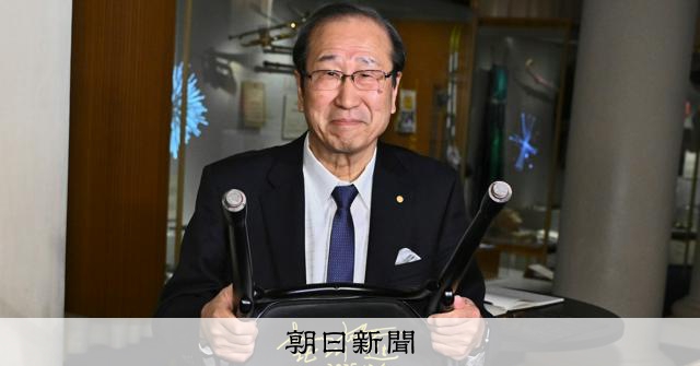 ノーベル博物館のいすにサイン、坂口さん北川さん 関連の寄贈品も