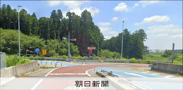 高速入り口に「右へ進め！」巨大看板　逆走事故の現場、対策が完了