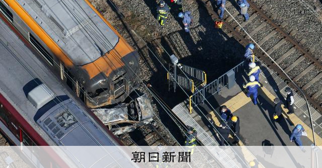 【更新中】踏切で特急と車が衝突　車全焼、救出活動続く　近鉄京都線