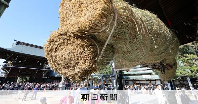 重機で掛ける3トン 新年へ日本一の大しめ縄を一新 福岡の神社