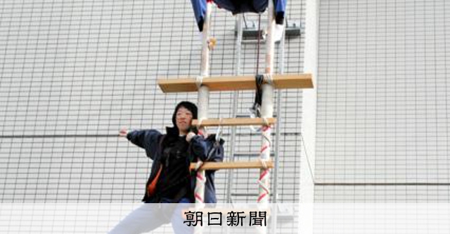 女性消防団員2人、はしご乗りに挑む 愛知・尾張旭の消防出初め式で [愛知県]のサムネイル