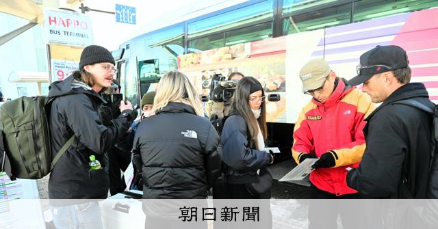 バックカントリースキーの遭難増、訪日客に啓発ステッカー 長野県