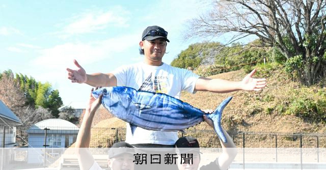 カブスの今永投手が高知で自主トレ カツオ入りTシャツ選んだわけは