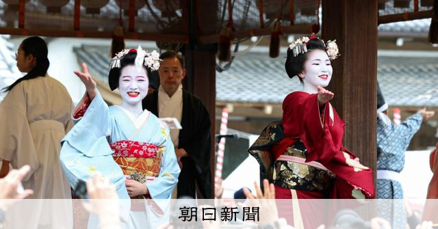福を「ちょうだーい」　京都・八坂神社の節分祭、舞妓さんらが豆まき