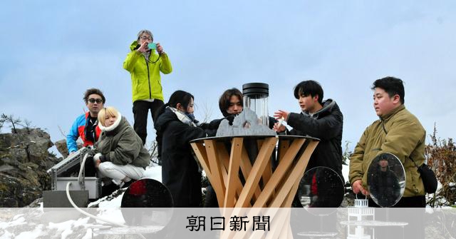 神戸から能登へ「希望の灯り」分灯　崩れた「窓岩」の前、新たな標に