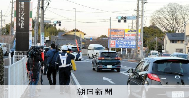 歩道に車が突っ込み女子高校生5人搬送、2人は重傷か　茨城・日立市