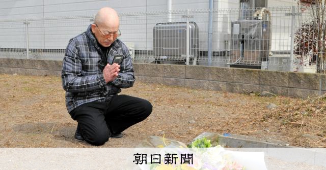小5刺殺から11年、父親が現場で献花　次男の写真に頭下げた受刑者