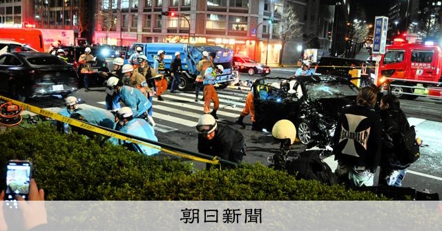 赤信号進入の内閣府公用車、運転手宅を家宅捜索　赤坂7人死傷事故