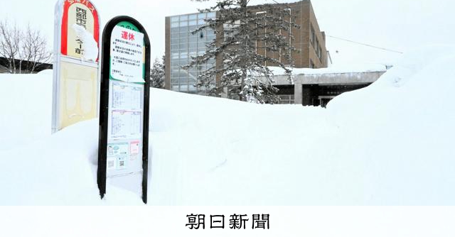 大雪の死者46人、独居で雪かき中の女性も　立ち往生の観光客は避難