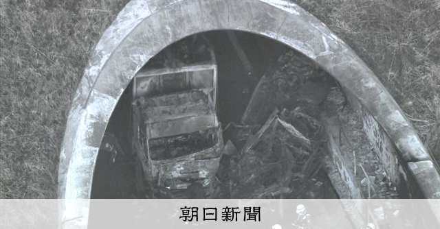 新名神高速のトンネル、多重事故で計6人死亡 3人は子どもか 三重 [三重