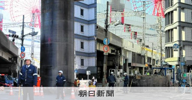 都会の地中から巨大管が13m突き出た事故　交通規制を全面解除 
 
大阪市北区のJR大阪駅近くで地中に埋めていた鋼管が地上13メートルまでせり上がった事故で、市は25日、現場周辺の一部で続いていた交通規制を全面解除した。