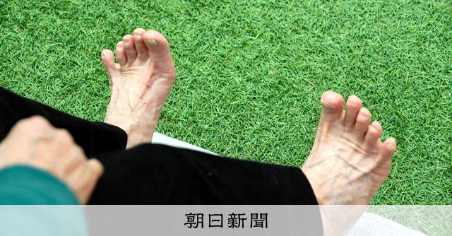 「あしゆび体操」　日産と北里大が考案、高齢者の安全運転を後押し 
 
お年寄りの安全運転に役立ててもらおうと、日産自動車と北里大学が、足指の筋力を鍛える「あしゆび体操」を考案した。足指の握力が衰えるとハンドルやブレーキの操作が乱れることにつながる。