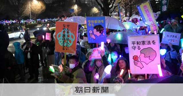 夜の国会前に揺れるペンライト　市民ら反戦訴え「総理は憲法守れ」：朝日新聞