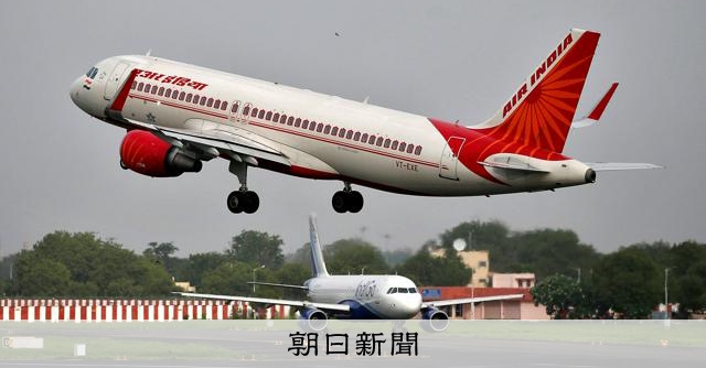 ホルムズ海峡封鎖、アジア太平洋の航空便に影響じわり　運賃値上げも 
 
ホルムズ海峡が事実上封鎖されたことによる混乱が、航空便にも影響を及ぼし始めた。原油を原料とするジェット燃料の価格が高騰し、アジア太平洋地域を中心に、各社が相次いで運休や減便を発表。