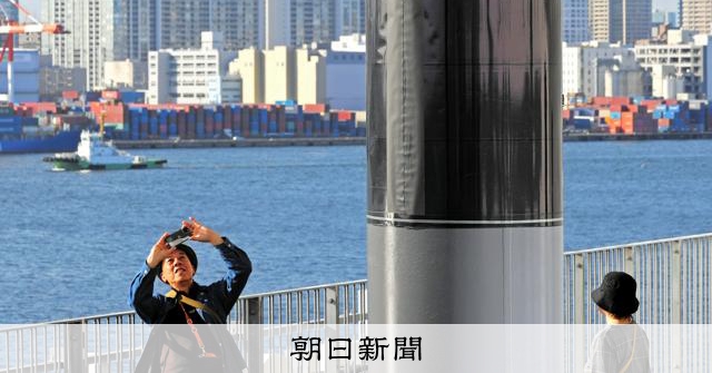 国内初、曲げられる太陽電池を商用化　積水化学「街全体を発電所に」 
 
次世代の「ペロブスカイト太陽電池」の販売を積水化学工業が始めた。薄くて曲げられるフィルム型で、これまで太陽電池を設置できなかった場所でも発電できるようになる。