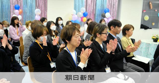 さよなら「104」スマホ普及で百年超の歴史に幕　オペレーターも涙 
 
名前と住所から相手の電話番号を教えてくれるNTT東日本と西日本の「104サービス」が31日に終了した。