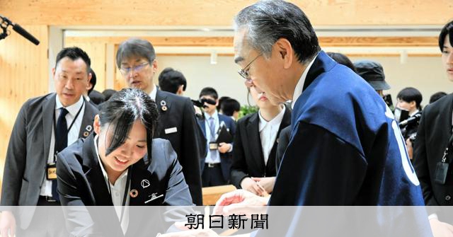 埼玉で入社式や入庁式　木造注文住宅AQグループは恒例のかんな削り：朝日新聞