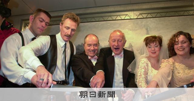 世界初の同性婚から25年　オランダで祝福、同性愛を公表の首相も 
 
オランダのアムステルダムで1日、世界で初めて同性婚が法制化されてから25年となるのを祝福する式典が行われた。