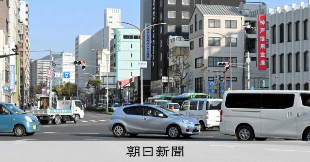 トラックと軽乗用車の衝突事故で5人搬送　1人意識不明　神戸