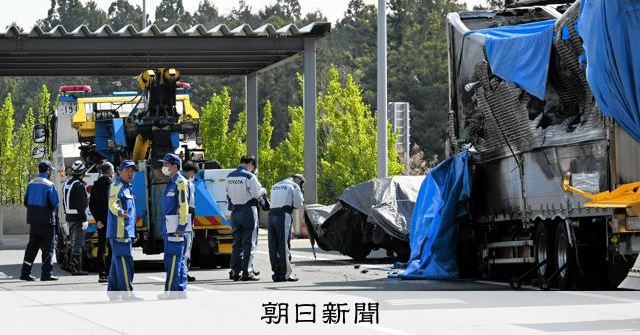 新名神の6人死亡事故、運転手立ち会いで事故車両を検証　三重県警