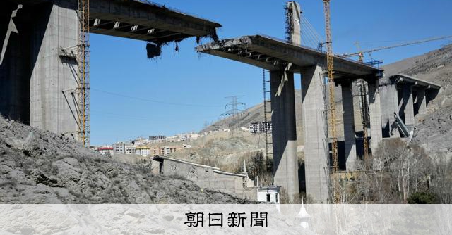 イラン、橋への攻撃の報復　湾岸のエネルギー施設を標的に攻勢 
 
イランの精鋭部隊「イスラム革命防衛隊」は5日、クウェートやアラブ首長国連邦（UAE）、バーレーンのエネルギー施設などを攻撃したとする声明を発表した。国営プレスTVが伝えた。