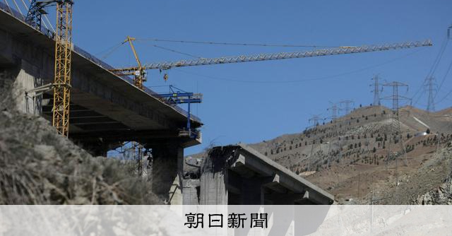 （社説）緊迫の中東情勢　攻撃拡大でなく対話を 
 
中東の緊張は危険水域に達している。国際法が禁じる民間施設への攻撃合戦に歯止めがかからなくなれば、国際社会への影響はさらに深刻化する。紛争の激化を阻止する努力を急がねばならない。