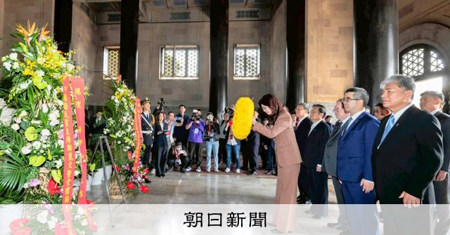 台湾国民党主席が孫文の墓訪問、共産党の思惑は　「統一迫る」見方も 
 
訪中している台湾の最大野党・国民党の鄭麗文（チョンリーウェン）主席は8日、江蘇省南京にある党の創設者である孫文の墓所「中山陵」を訪ねた。党主席の訪問は、2016年の洪秀柱氏以来9年半ぶり。