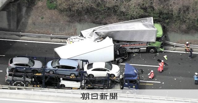 東名阪でトラック3台絡む事故か　鈴鹿IC―四日市ICで通行止め