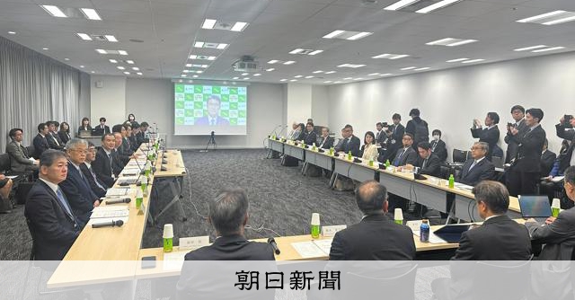 給付付き税額控除「勤労者を個人単位で支援」の意見多数 有識者会議 
 
社会保障国民会議の有識者会議が9日に開かれ、給付付き税額控除の制度設計の議論が始まった。制度の対象を「中低所得の勤労世代」としたうえで、「個人」単位で支援するべきだとの意見が多かったという。