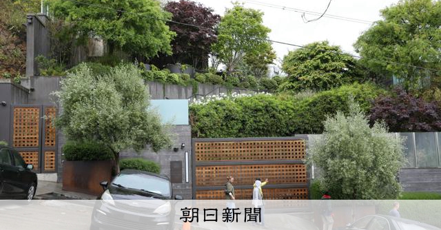 オープンAIのアルトマンCEO宅に火炎瓶、男を逮捕　警察 
 
サンフランシスコ警察は10日、市内のオープンAIのサム・アルトマン最高経営責任者（CEO）宅に火炎瓶を投げ込んだ疑いで、男（20）を逮捕したと発表した。当時、アルトマン氏が自宅にいたかどうかは不明。