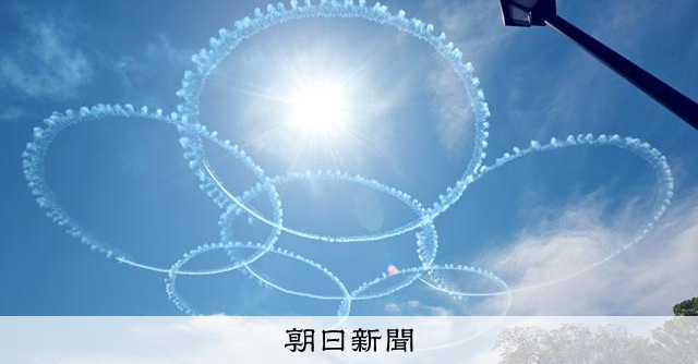 ブルーインパルス、熊本城でアクロバット　地震復興10年、市民歓声 
 
熊本地震から10年となる節目を前に、航空自衛隊の曲技飛行チーム「ブルーインパルス」が11日、熊本市などの上空で展示飛行を披露した。