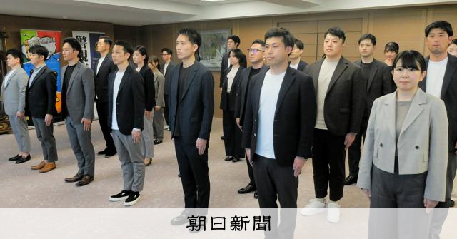 「首都警察の魅力PR」警視庁に採用専従チーム誕生　背景には危機感 
 
警視庁が、人材の確保を目的に、全国の高校や大学を訪ねて首都警察の魅力を伝える専従チームを立ち上げた。年間約3万5千人の学生に採用試験の受験を勧めるのが目標。