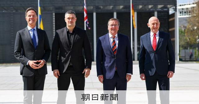 「戦争の勝敗決める」ドローン、英がウクライナに12万機以上供与へ 
 
欧州諸国など約50カ国がウクライナへの軍事支援を調整する会合が15日、ベルリンで開かれ、ロシアによる無人機（ドローン）やミサイル攻撃に対する防空強化が最優先課題だと強調された。