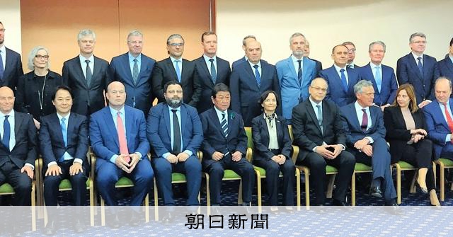 茂木外相が30カ国のNATO駐在大使らと面会　異例な規模の訪問団 
 
茂木敏充外相は16日、NATO（北大西洋条約機構）の本部に駐在する30カ国の大使らと外務省で面会した。