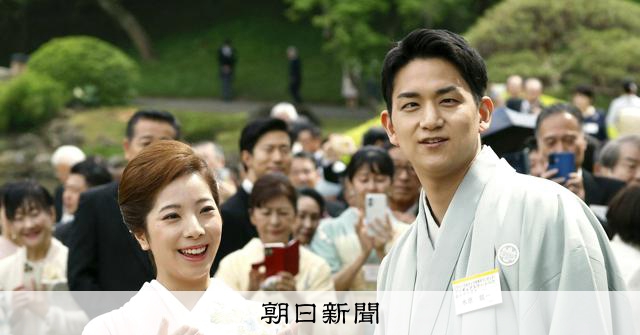 赤坂御苑で春の園遊会、引退表明の「りくりゅう」ペアら参加 
 
天皇、皇后両陛下が主催する春の園遊会が17日、東京・元赤坂の赤坂御苑で始まった。