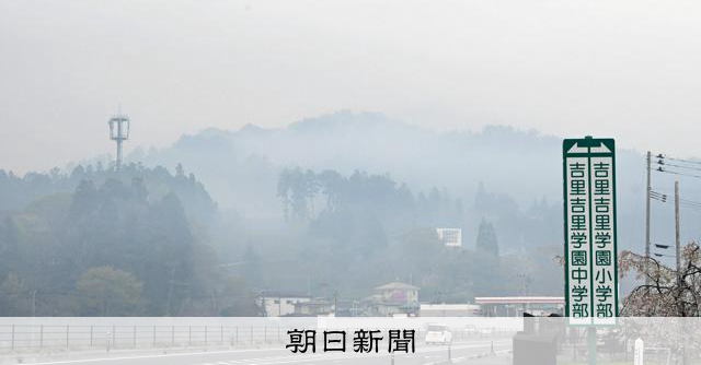 ＮＴＴドコモ、救済用の他社回線を開放　岩手山林火災の通信障害で 
 
NTTドコモは22日、岩手県大槌町で発生した山林火災への対応として、他社のネットワークに切り替えることで通信が可能になる「JAPANローミング」の提供を開始したと発表した。