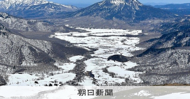 雪の尾瀬を限定で楽しむ特別な季節 百名山の一つ・至仏山に人の列