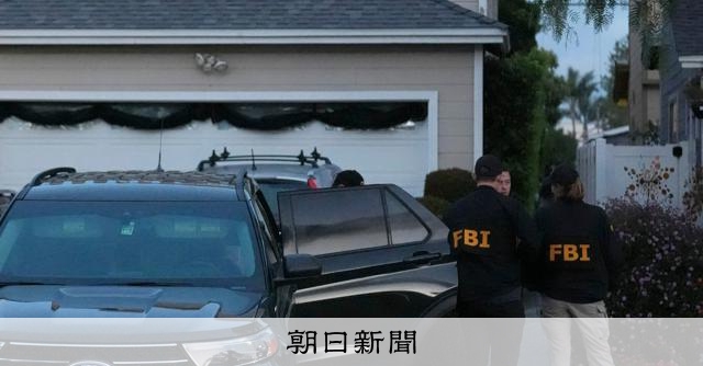 トランプ氏参加の夕食会で拘束の男　家族に政権高官の襲撃を示唆か 
 
米ワシントンであったトランプ米大統領が出席した夕食会で起きた発砲事件で、捜査当局は26日、拘束された男が政権高官を襲うことを示唆する文書を事件直前に家族に送っていたと明らかにした。