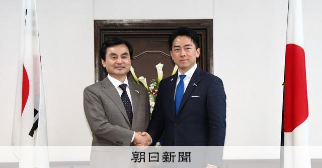 小泉進次郎防衛相が6月末に訪韓へ　5月上旬には次官級2プラス2も 
 
小泉進次郎防衛相が6月末に韓国・ソウルを訪問し、安圭伯（アンギュベク）国防相と会談を行う方向で調整をしていることがわかった。28～29日を軸に検討している。複数の政府関係者が明らかにした。