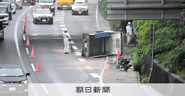 トラックが国道に転落、運転の男性がけが　名古屋市の知多半島道路